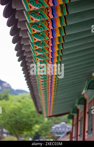 Des motifs complexes ornent les murs du palais de Gyeongbokgung à Séoul, mettant en valeur le riche patrimoine architectural de la Corée. Banque D'Images