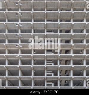 Grand immeuble d'appartements de plusieurs étages est en construction Banque D'Images