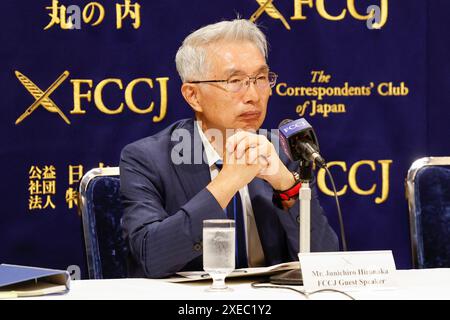 27 juin 2024, Tokyo, Japon : Jun-ichiro Hironaka avocat de Tsuguhiko Kadokawa, président honoraire de la Fondation pour la promotion culturelle de Kadokawa, assiste à une conférence de presse au Club des correspondants étrangers du Japon (FCCJ) dans le centre-ville de Tokyo. Kadokawa, l'ancien président de la maison d'édition Kadokawa Shoten, a été inculpé pour avoir corrompu un responsable du géant de la publicité Dentsu, qui était chargé de sélectionner les sponsors pour les Jeux Olympiques de Tokyo 2020. Kadokawa a décidé d'intenter une action civile contre le gouvernement japonais pour détention illégale et interrogatoire. Il prévoit également de déposer un compl Banque D'Images