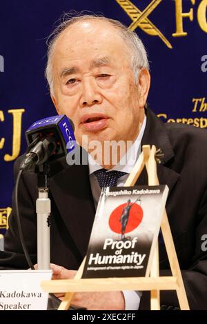 27 juin 2024, Tokyo, Japon : (R) Tsuguhiko Kadokawa, président honoraire de la Fondation pour la promotion culturelle Kadokawa, prend la parole lors d'une conférence de presse au Club des correspondants étrangers du Japon (FCCJ) dans le centre-ville de Tokyo. Kadokawa, l'ancien président de la maison d'édition Kadokawa Shoten, a été inculpé pour avoir corrompu un responsable du géant de la publicité Dentsu, qui était chargé de sélectionner les sponsors pour les Jeux Olympiques de Tokyo 2020. Kadokawa a décidé d'intenter une action civile contre le gouvernement japonais pour détention illégale et interrogatoire. Il envisage également de déposer une plainte auprès des United Banque D'Images