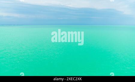 Allemagne, vue panoramique de l'eau du lac Bodensee, turquoouse belle surface d'eau silencieuse avec ciel tonnerre en été avant l'orage Banque D'Images