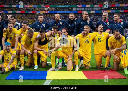 FRANCFORT-SUR-le-MAIN, ALLEMAGNE - JUIN 26 : les roumains Ianis Hagi, Daniel Birligea, Andrei Burca, George Puscas célèbrent le match de la phase de groupes de l'UEFA EURO 2024 entre la Slovaquie et la Roumanie au Frankfurt Arena le 26 juin 2024 à Francfort-sur-le-main, Allemagne. Photo de Sebastian Frej Banque D'Images