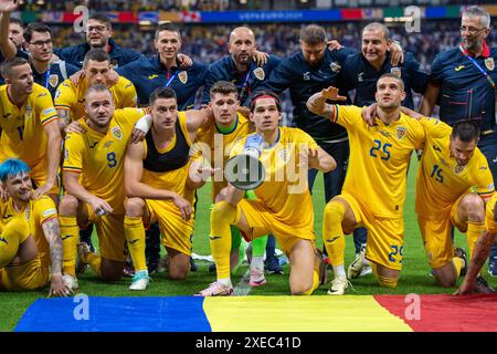 FRANCFORT-SUR-le-MAIN, ALLEMAGNE - JUIN 26 : les roumains Ianis Hagi, Daniel Birligea, Andrei Burca, George Puscas célèbrent le match de la phase de groupes de l'UEFA EURO 2024 entre la Slovaquie et la Roumanie au Frankfurt Arena le 26 juin 2024 à Francfort-sur-le-main, Allemagne. Photo de Sebastian Frej Banque D'Images