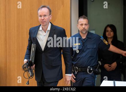 Munich, Allemagne. 27 juin 2024. Markus Braun, ancien PDG de Wirecard, est escorté dans la salle d'audience par des fonctionnaires du tribunal. Dans la plus grande affaire de fraude de l'histoire allemande d'après-guerre, Braun et deux autres anciens dirigeants de Wirecard ont été accusés de fraude présumée à des gangs commerciaux. Selon l'acte d'accusation, ils auraient falsifié les bilans de Wirecard depuis 2015 et escroqué les banques prêteuses de 3,1 milliards d'euros. Crédit : Peter Kneffel/dpa/Alamy Live News Banque D'Images