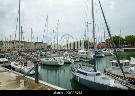 Les nombreux bateaux amarrés dans la marina de la Rochelle, un port de travail animé et ville touristique sur la côte atlantique en Charente, France Banque D'Images