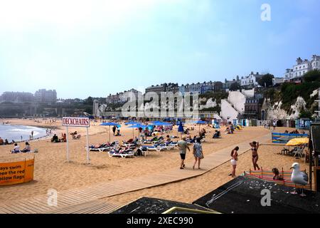 broadstairs ville balnéaire avec des touristes se relaxant sur la plage de sable, temps ensoleillé, kent, royaume-uni juin 2024 Banque D'Images