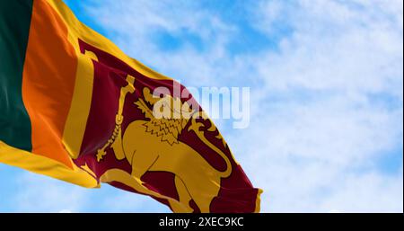 Gros plan du drapeau national du Sri Lanka agitant par temps clair Banque D'Images