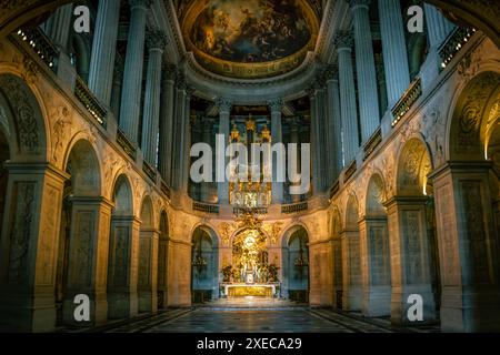 Autel orné et colonnes dans la chapelle royale du château de Versailles - France Banque D'Images