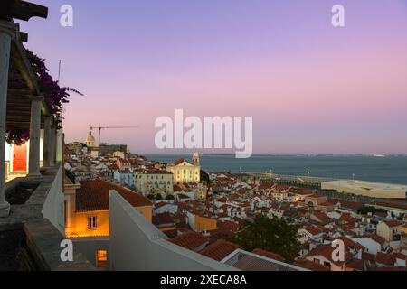 Coucher de soleil sur Alfama depuis Miradouro de Santa Luzia - Lisbonne, Portugal Banque D'Images