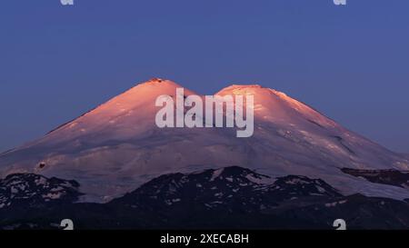 Mont Elbrus au lever du soleil dans les montagnes du Caucase Banque D'Images