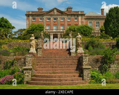 Tapeley Park est un domaine historique situé à Westleigh, dans le nord du Devon, en Angleterre. Le manoir est classé grade deux et a été rénové depuis sa construction Banque D'Images