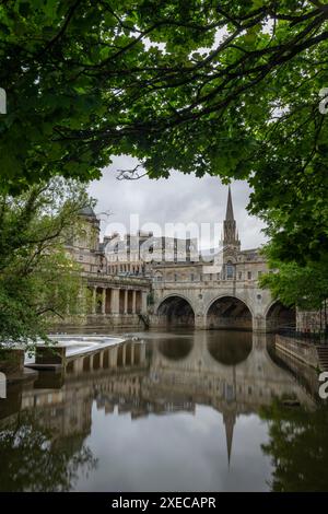 Pont Pulteney reflété dans la rivière Avon, Bath, Somerset, Angleterre. Été (juin) 2019. Banque D'Images