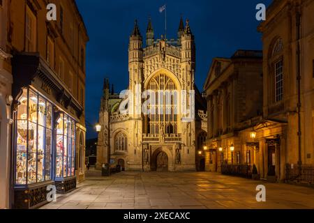 Vue nocturne de l'abbaye de Bath depuis Abbey Churchyard, Somerset, Angleterre. Été (juin) 2019. Banque D'Images