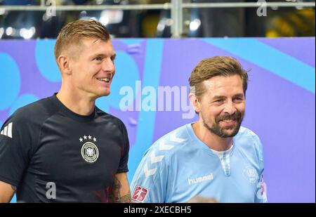 Toni Kroos, DFB 8 , Klaas Heufer-Umlauf Deutscher Fernsehmoderator und Schauspieler célèbrent après le groupe Un match d'étape ALLEMAGNE - SUISSE 1-1 des Championnats d'Europe de l'UEFA 2024 le 23 juin 2024 à Francfort, Allemagne. Photographe : Peter Schatz Banque D'Images