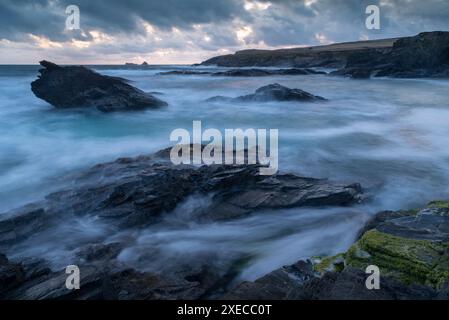 Soirée orageuse à Boobys Bay sur la côte nord de Cornwall, Angleterre. Été (août) 2019. Banque D'Images