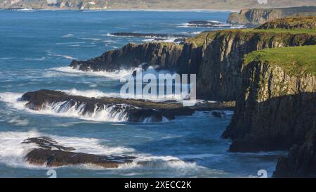 Littoral spectaculaire à Dunseverick sur la Causeway Coast, comté d'Antrim, Irlande du Nord, Royaume-Uni. Printemps (mars) 2024. Banque D'Images