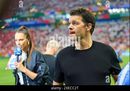Francfort, Allemagne. 23 juin 2024. Ex Fussballprofi, DFB Kapitaen Michael BALLACK, Esther Sedlaczek, présentateur ARD Sport Moderatorin, Sportmoderatorin, Journalistin, dans le groupe A stage match ALLEMAGNE - SUISSE 1-1 des Championnats d'Europe UEFA 2024 le 23 juin 2024 à Francfort, Allemagne. Photographe : ddp images/STAR-images crédit : ddp Media GmbH/Alamy Live News Banque D'Images