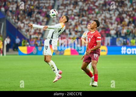 Jamal Musiala, DFB 10 Competition for the ball, Tackling, duel, header, zweikampf, action, combat contre Dan Ndoye, sui 19 dans le groupe A stage match ALLEMAGNE - SUISSE 1-1 des Championnats d'Europe de l'UEFA 2024 le 23 juin 2024 à Francfort, Allemagne. Photographe : Peter Schatz Banque D'Images