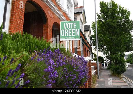 Brighton UK 27 juin 2024 - Un vote vert dans le panneau des élections générales devant une maison dans la circonscription du pavillon de Brighton : crédit Simon Dack / Alamy Live News Banque D'Images