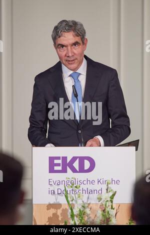 Die Bevollmaechtigte des rates der Evangelischen Kirche in Deutschland EKD BEI der Bundesrepublik Deutschland und der Europaeischen Union bittet am 26.06.2024 zum Johannisempfang in die Franzoesische Friedrichstadtkirche am Gendarmenmarkt in Berlin. IM Foto vom 26.06.2024, Der Praesident des Bundesverfassungsgerichts, Professeur Dr. Stephan Harbarth, Spricht. Der Johannisempfang findet jedes Jahr rund um den Johannistag AM 24. Juni in der Franzoesischen Friedrichstadtkirche statt. Zu dem Empfang waren mehrere Hundert Gaeste gekommen. Siehe epd-meldung vom 26.06.2024 USAGE ÉDITORIAL EXCLUSIF *** le Pleni Banque D'Images