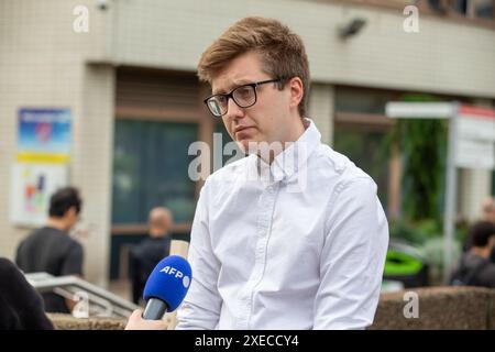 Londres, Royaume-Uni. 27 juin 2024. Le Dr Robert Laurenson, leader des médecins juniors de BMA, et Jeremy Corbyn, ancien leader syndical, sur les lignes de piquetage à l'extérieur de l'hôpital St Thomas, au sujet de leur long conflit salarial avec le gouvernement. Crédit : Richard Lincoln/Alamy Live News Banque D'Images