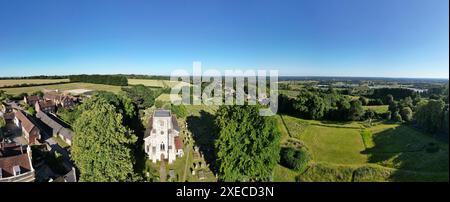 Vue panoramique à 180 degrés par drone de l'église St Michael et une vue sur le Weald du Kent regardant vers l'est depuis le village de Chart Sutton, près de Maidstone Banque D'Images