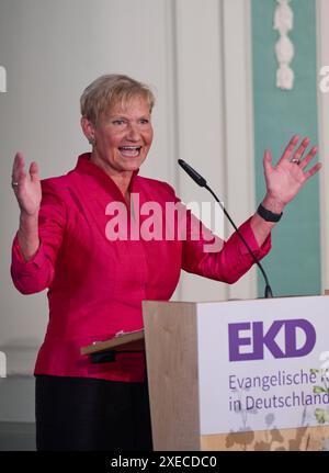 Die Bevollmaechtigte des rates der Evangelischen Kirche in Deutschland EKD BEI der Bundesrepublik Deutschland und der Europaeischen Union bittet am 26.06.2024 zum Johannisempfang in die Franzoesische Friedrichstadtkirche am Gendarmenmarkt in Berlin. IM Foto vom 26.06.2024 : Die amtierende Ratsvorsitzende, Bischoèdre Kirsten Fehrs, haelt die Festrede. Der Johannisempfang findet jedes Jahr rund um den Johannistag AM 24. Juni in der Franzoesischen Friedrichstadtkirche statt. Zu dem Empfang waren mehrere Hundert Gaeste gekommen. Siehe epd-meldung vom 26.06.2024 USAGE ÉDITORIAL SEULEMENT *** le plénipoten Banque D'Images