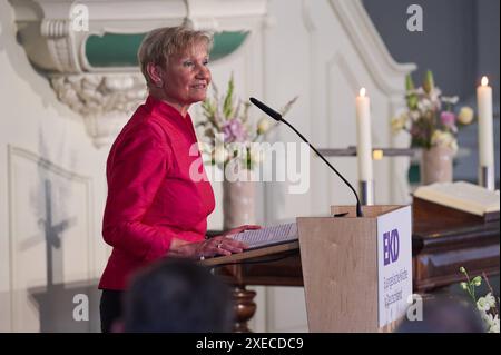 Die Bevollmaechtigte des rates der Evangelischen Kirche in Deutschland EKD BEI der Bundesrepublik Deutschland und der Europaeischen Union bittet am 26.06.2024 zum Johannisempfang in die Franzoesische Friedrichstadtkirche am Gendarmenmarkt in Berlin. IM Foto vom 26.06.2024 : Die amtierende Ratsvorsitzende, Bischoèdre Kirsten Fehrs, haelt die Festrede. Der Johannisempfang findet jedes Jahr rund um den Johannistag AM 24. Juni in der Franzoesischen Friedrichstadtkirche statt. Zu dem Empfang waren mehrere Hundert Gaeste gekommen. Siehe epd-meldung vom 26.06.2024 USAGE ÉDITORIAL SEULEMENT *** le plénipoten Banque D'Images