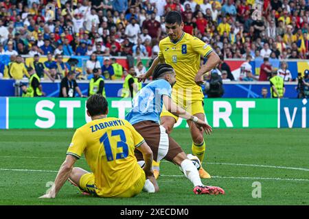 Illia Zabarnyi (13 ans), Yannick Carrasco (11 ans), de Belgique, et Ruslan Malinovskyi (8 ans), d'Ukraine, lors d'un match de football entre les équipes nationales d'Ukraine et de Belgique, appelé les Diables rouges pour la troisième journée du Groupe E dans la phase de groupes du tournoi UEFA Euro 2024 , le mercredi 26 juin 2024 à Stuttgart , Allemagne . PHOTO SPORTPIX | Stijn Audooren Banque D'Images