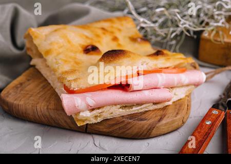 Pain pita frit avec jambon de gros plan Banque D'Images