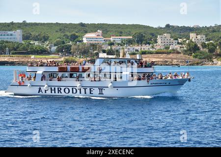 Protaras, Chypre - 10 octobre. 2019. Aphrodite II - bateau de tourisme avec des touristes met les voiles Banque D'Images