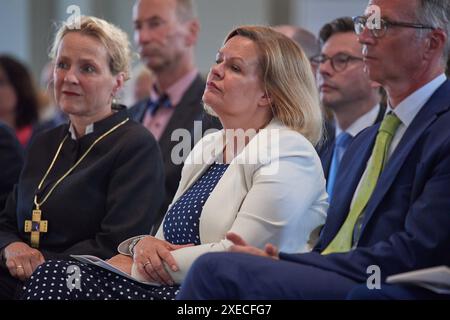 Die Bevollmaechtigte des rates der Evangelischen Kirche in Deutschland EKD BEI der Bundesrepublik Deutschland und der Europaeischen Union bittet am 26.06.2024 zum Johannisempfang in die Franzoesische Friedrichstadtkirche am Gendarmenmarkt in Berlin. IM Foto vom 26.06.2024 v2lnr. : Die Bevollmaechtigte des rates der Evangelischen Kirche in Deutschland EKD BEI der Bundesrepublik Deutschland und der Europaeischen Union, Praelatin Dr Anne Gidion und Bundesinnenministerin Nancy Faeser SPD. Der Johannisempfang findet jedes Jahr rund um den Johannistag AM 24. Juni in der Franzoesischen Friedrichstadt Banque D'Images