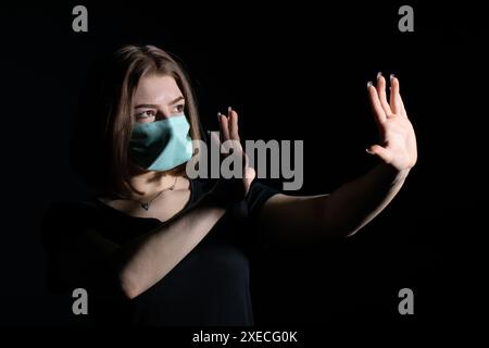 Masque facial professionnel pour les personnes à risque accru d'infection. Banque D'Images