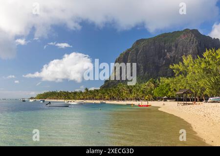 Belle plage tropicale au Morne sur l'île Maurice de l'océan Indien, Afrique de l'est. Juin 2024. Banque D'Images