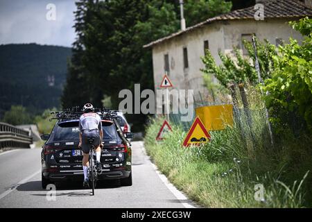 Florence, France. 27 juin 2024. Un coureur Alpecin-Deceuninck en photo avant la course cycliste du Tour de France 2024, jeudi 27 juin 2024, à Florence, en Italie. La 111e édition du Tour de France débute le samedi 29 juin à Florence, en Italie, et se termine à Nice, en France, le 21 juillet. BELGA PHOTO JASPER JACOBS crédit : Belga News Agency/Alamy Live News Banque D'Images