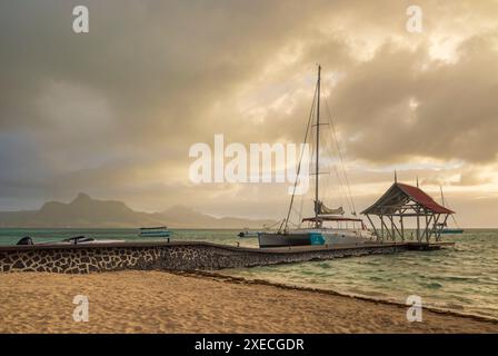 Lever de soleil sur la jetée de Preskil Island près de pointe Jerome à Mahébourg, Maurice, Afrique de l'est. Été (juin) 2024. Banque D'Images