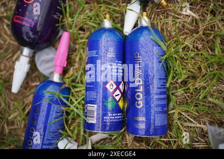 Cartouches d'oxyde nitreux jetées dans un parking, au festival de Glastonbury à Worthy Farm dans le Somerset. Date de la photo : jeudi 27 juin 2024. Banque D'Images