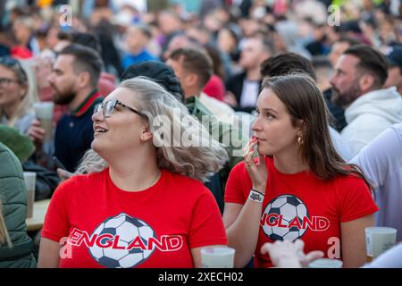 Fan zone fans Anglais devant un grand écran pour regarder le football euros, Brighton, Royaume-Uni Banque D'Images