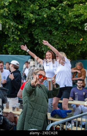 Fan zone fans Anglais devant un grand écran pour regarder le football euros, Brighton, Royaume-Uni Banque D'Images