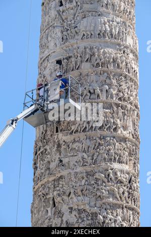 Roma, Italie. 27 juin 2024. Ispezione perimare al progetto di restauro della Colonna di Marco Aurelio o Colonna Antonina (180 DC -193 DC), inserito negi interventi finanziati con il PNRR, Piazza Colonna a Roma, Gioved&#xec; 27 Giugno 2024 (foto Mauro Scrobogna /LaPresse) inspection préliminaire pour le projet de restauration de la colonne de Marc Aurèle ou Colonna Antonina (180 AD -193 AD), inclus dans les interventions financées par le PNRR, Piazza Colonna à Rome, jeudi 27 2024 juin (photo Mauro Scrobogna/LaPresse) crédit : LaPresse/Alamy Live News Banque D'Images