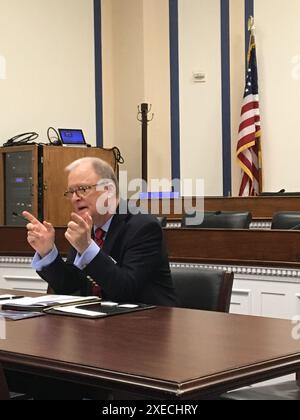 Le président Robert Sumwalt s’est rendu au Capitole le 4 mars pour informer les membres du personnel du Congrès sur la nouvelle liste des améliorations les plus recherchées de la sécurité des transports de 2019-20 du NTSB, qui a été officiellement dévoilée le 4 février au National Press Club à Washington, DC. Président Robert L. Sumwalt Banque D'Images