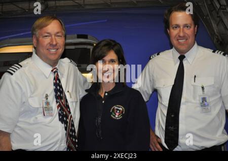 Président Hersman et Capitaine Randolph et premier officier Terry de Southwest Airlines. Le président Hersman s'est envolé de Love Field à LAX via El Paso dans le siège d'appoint du Boeing 737-300. Le vol de quatre heures a donné au président le temps d'observer les deux pilotes et d'écouter leurs interactions avec les contrôleurs aériens en route. Le NTSB a placé l'amélioration du professionnalisme des pilotes et des contrôleurs sur sa liste de 2010 Most Wanted. Anciens membres du conseil d'administration. Membres du conseil d'administration. Ancien président Hersman. Voyage de l'ancien président Hersman au Texas et EN CALIFORNIE Banque D'Images