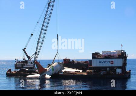 WASHINGTON (2 novembre 2021) — la photo prise le 30 octobre 2021 montre la section arrière du fuselage d'un TransAir B-737 récupéré dans l'océan Pacifique à environ deux miles de Ewa Beach près de Honolulu, Hawaï. L'avion cargo a été amarré après que l'équipage de conduite eut signalé des anomalies du moteur peu après avoir quitté l'aéroport international Daniel K. Inouye le 2 juillet 2021. Vol Transair 810 Banque D'Images