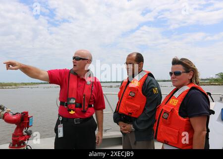 Le président du NTSB, Hart, et la directrice du Bureau de la sécurité maritime, Tracy Murrell, ont été informés ce matin par Marcus Woodring, le directeur général de l'Autorité portuaire de Houston, lors d'une visite du Houston Ship Channel à bord du bateau-pompier de l'Autorité portuaire de Houston. Membre Christopher A. Hart. Photo de la semaine Banque D'Images