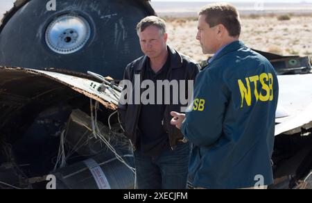 Le pilote Virgin Galactic Todd Ericson discute avec l'enquêteur du NTSB Joe Sedor sur le site de l'accident de SpaceShipTwo. Spaceship Two investigation à Mojave, CA Banque D'Images