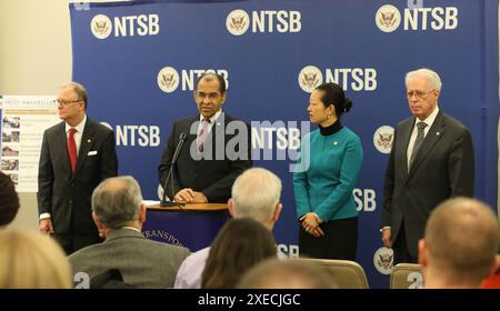 Christopher Hart, président du NTSB (au podium), a dévoilé la liste des plus recherchés (MWL) du NTSB aujourd’hui lors d’un événement de presse à Washington DC. À ses côtés se trouvaient Robert Sumwalt (à gauche), Bella Dinh-Zarr (au centre à droite), membre du conseil Earl Weener (à droite). Le MWL souligne les problèmes de sécurité identifiés dans les enquêtes sur les accidents du NTSB afin d’accroître la sensibilisation aux problèmes et de promouvoir les solutions de sécurité recommandées. NTSB 2016 Most Wanted List of Transportation Safety améliorations. Membres du conseil d'administration Banque D'Images