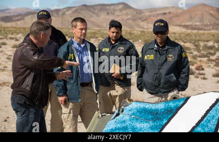 Le pilote Virgin Galactic Todd Ericson partage des informations sur le site de l'accident de SpaceShipTwo avec Hart et les enquêteurs. Spaceship Two investigation à Mojave, CA. NTSB Headline. Membre Christopher A. Hart Banque D'Images