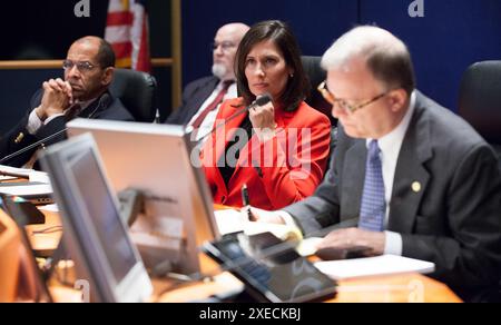 Deborah Hersman, Robert Sumwalt et Christopher Hart, membres du conseil du NTSB, écoutent les exposés présentés lors de l'audience d'enquête du NTSB sur les récents accidents survenus dans la région métropolitaine du Nord. Anciens membres du conseil d'administration. Audience Metro-North. Membres du conseil d'administration. Membre Christopher A. Hart. Président Robert L. Sumwalt. Ancien président Hersman Banque D'Images