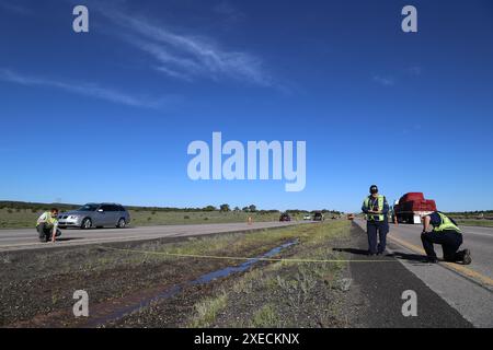 GALLUP, NOUVEAU-MEXIQUE (2 septembre) — les enquêteurs du NTSB Steve Prouty et Ensar Becic prennent des mesures d'une section de l'Interstate 40 près de Gallup, au Nouveau-Mexique, où un autocar et une semi-remorque de camion tracteur sont entrés en collision le 30 août. Banque D'Images