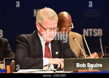 WASHINGTON (25 février 2020) — Bob Squire, enquêteur (reconstruction technique) au Bureau de la sécurité routière du NTSB, présente des renseignements relatifs à l’enquête du National Transportation Safety Board sur l’écrasement de Tesla, survenu le 23 mars 2018 à Mountain View (Californie). au conseil d'administration composé de cinq membres du NTSB, lors d'une réunion du conseil tenue mardi pour déterminer la cause probable de l'accident. Le conducteur du Tesla est mort des suites de blessures subies lorsque son modèle XP100D, avec le système de pilote automatique de Tesla activé, a heurté un atténuateur de collision non opérationnel sur la US Highway 101. Accident de Mountain View Tesla Banque D'Images